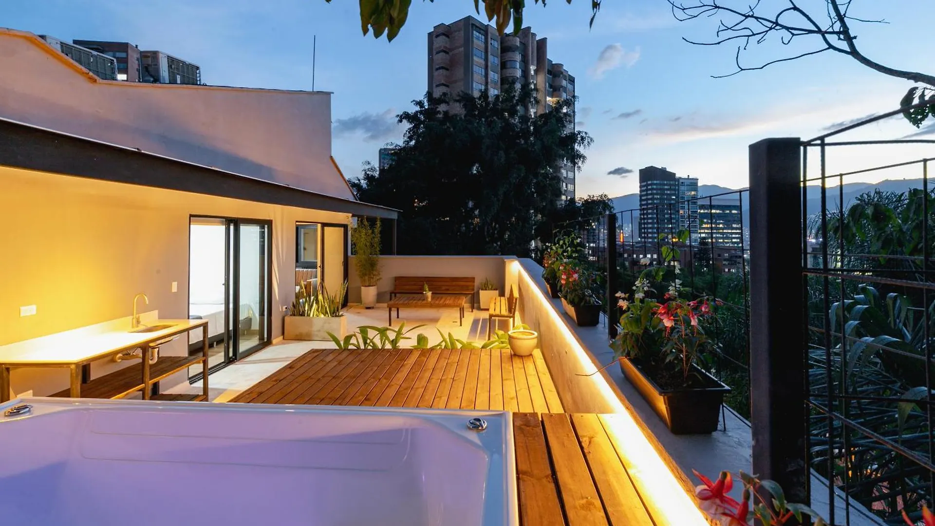 B3 4Br Poblado Penthouse Wit Ac And Jacuzzi Apartment Medellin