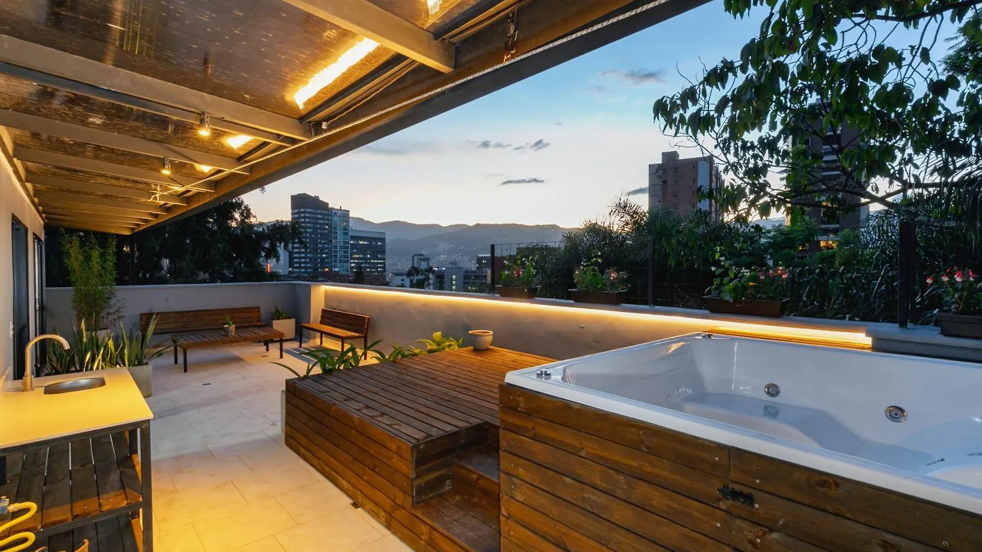 B3 4Br Poblado Penthouse Wit Ac And Jacuzzi Apartment Medellin