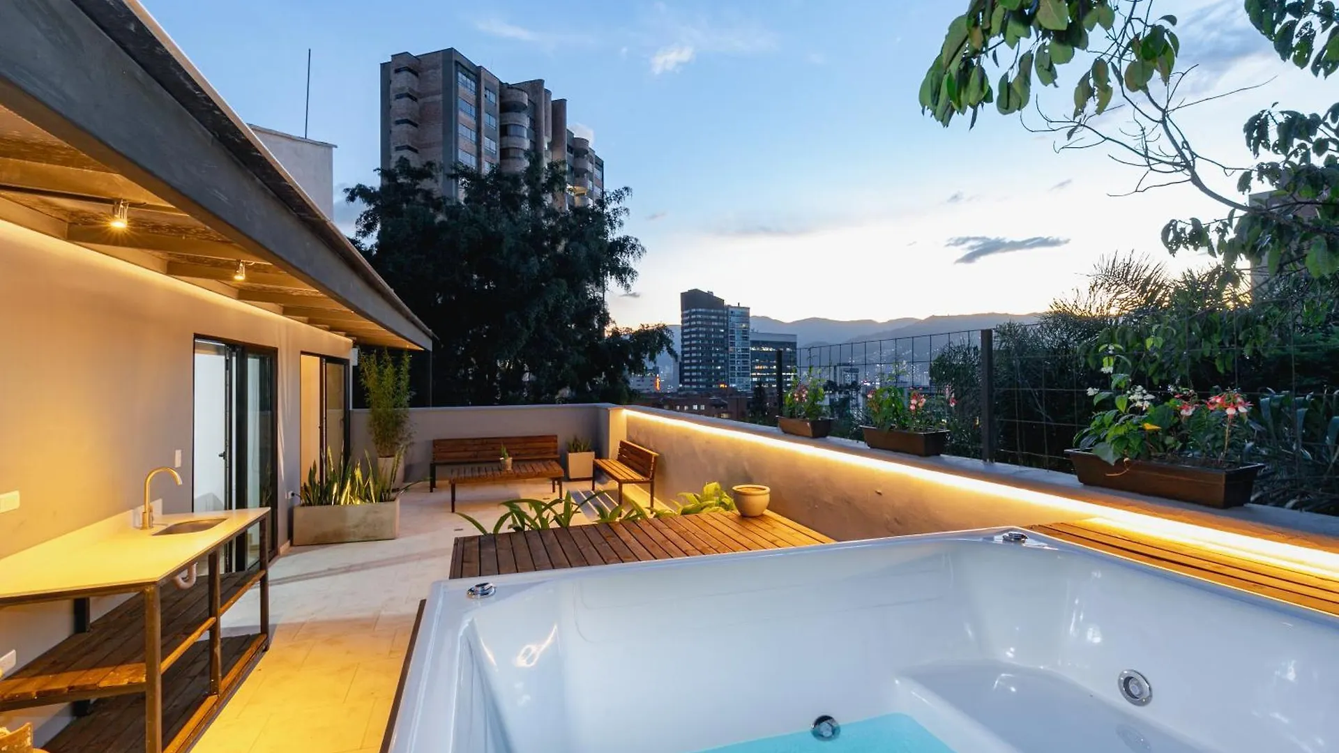 B3 4Br Poblado Penthouse Wit Ac And Jacuzzi Apartment Medellin