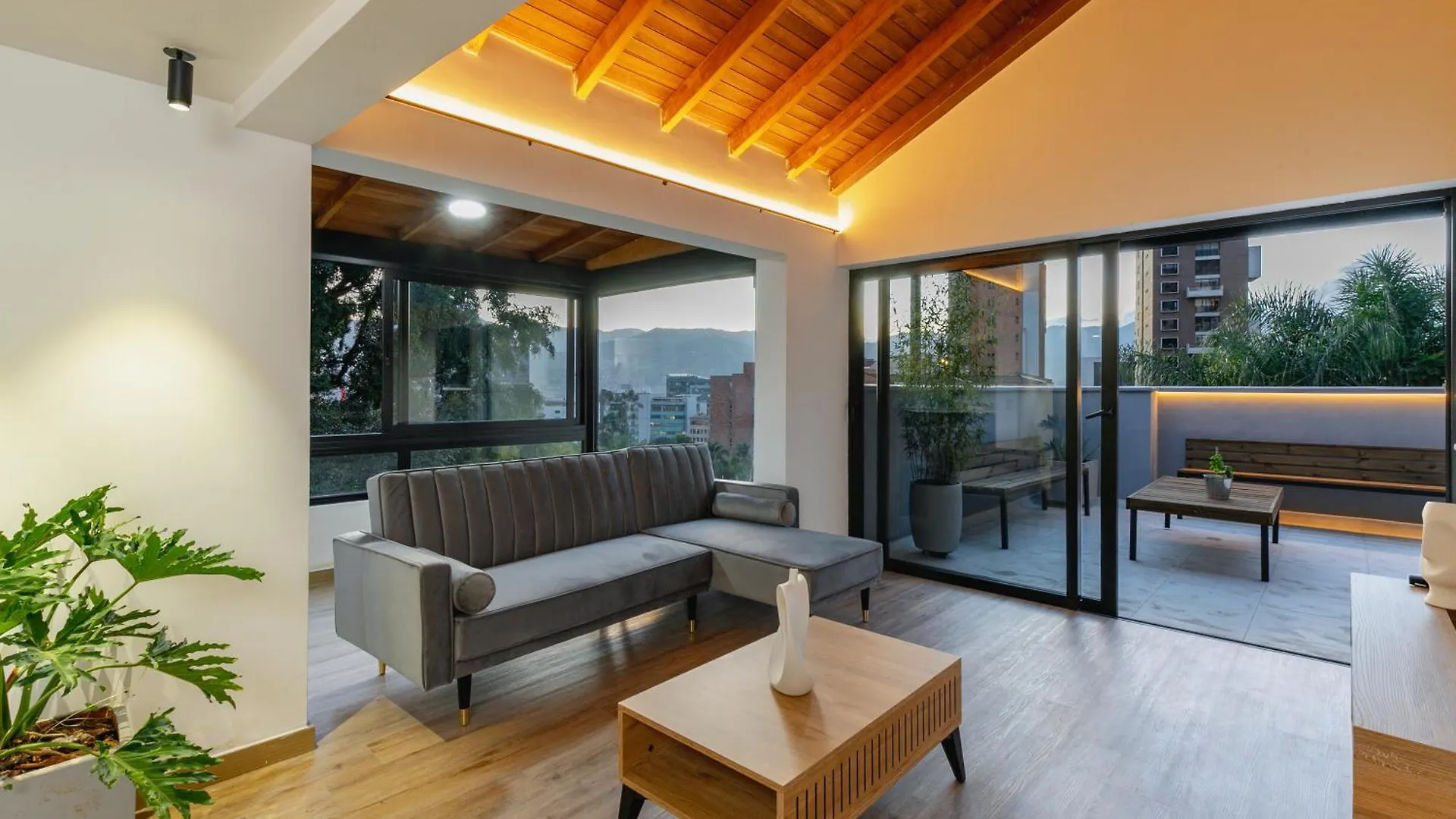 B3 4Br Poblado Penthouse Wit Ac And Jacuzzi Apartment Medellin 0*,
