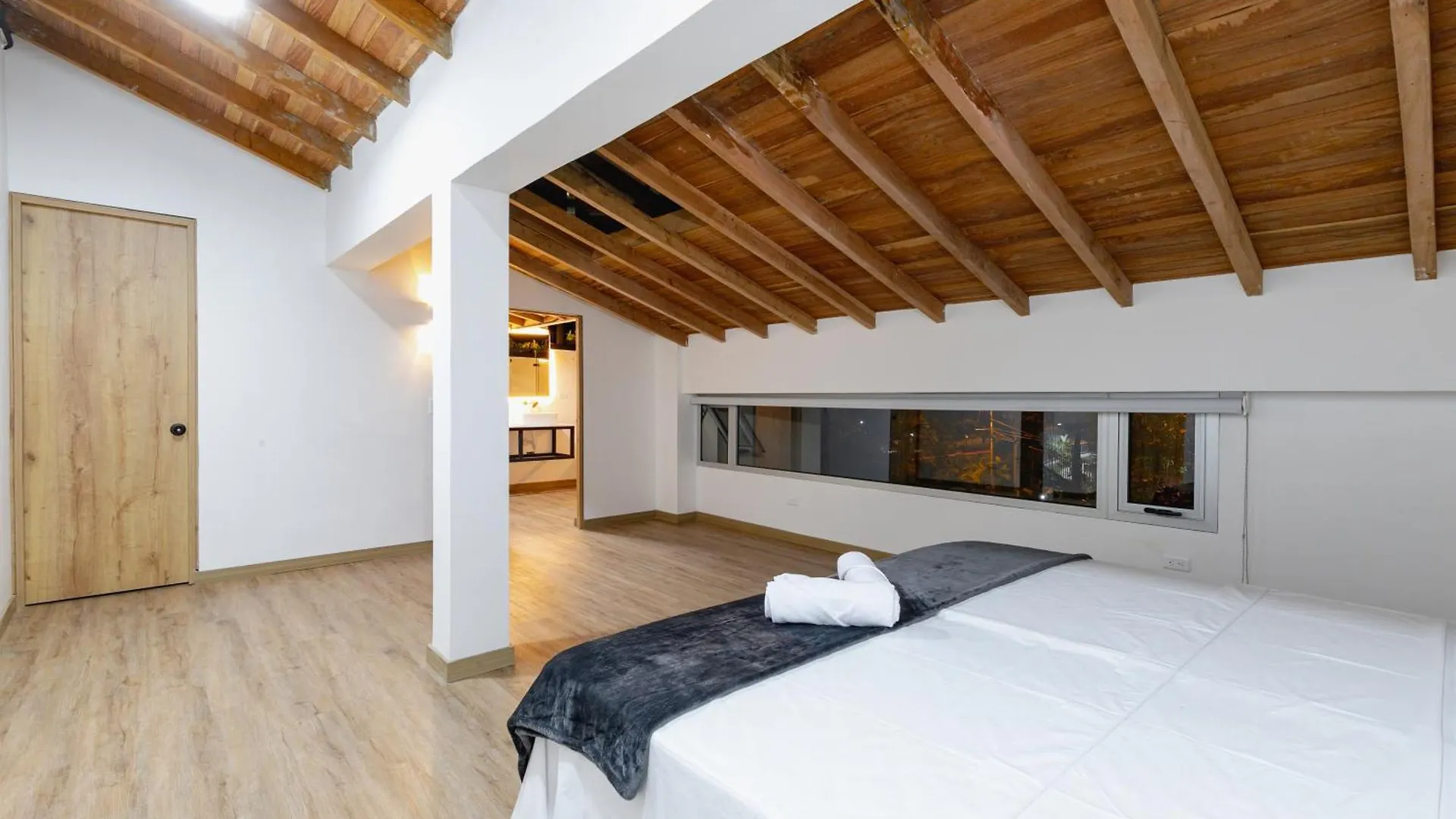 B3 4Br Poblado Penthouse Wit Ac And Jacuzzi Apartment Medellin 0*,  Colombia