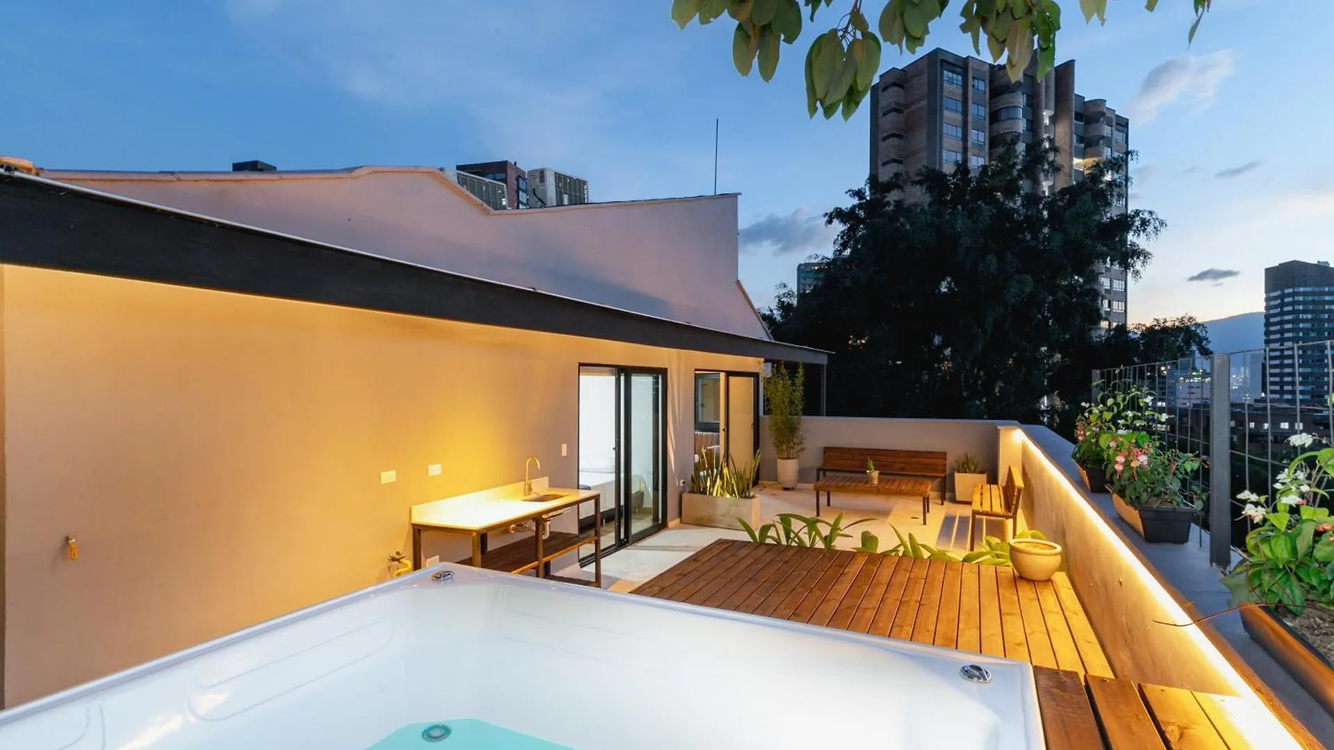 B3 4Br Poblado Penthouse Wit Ac And Jacuzzi Apartment Medellin
