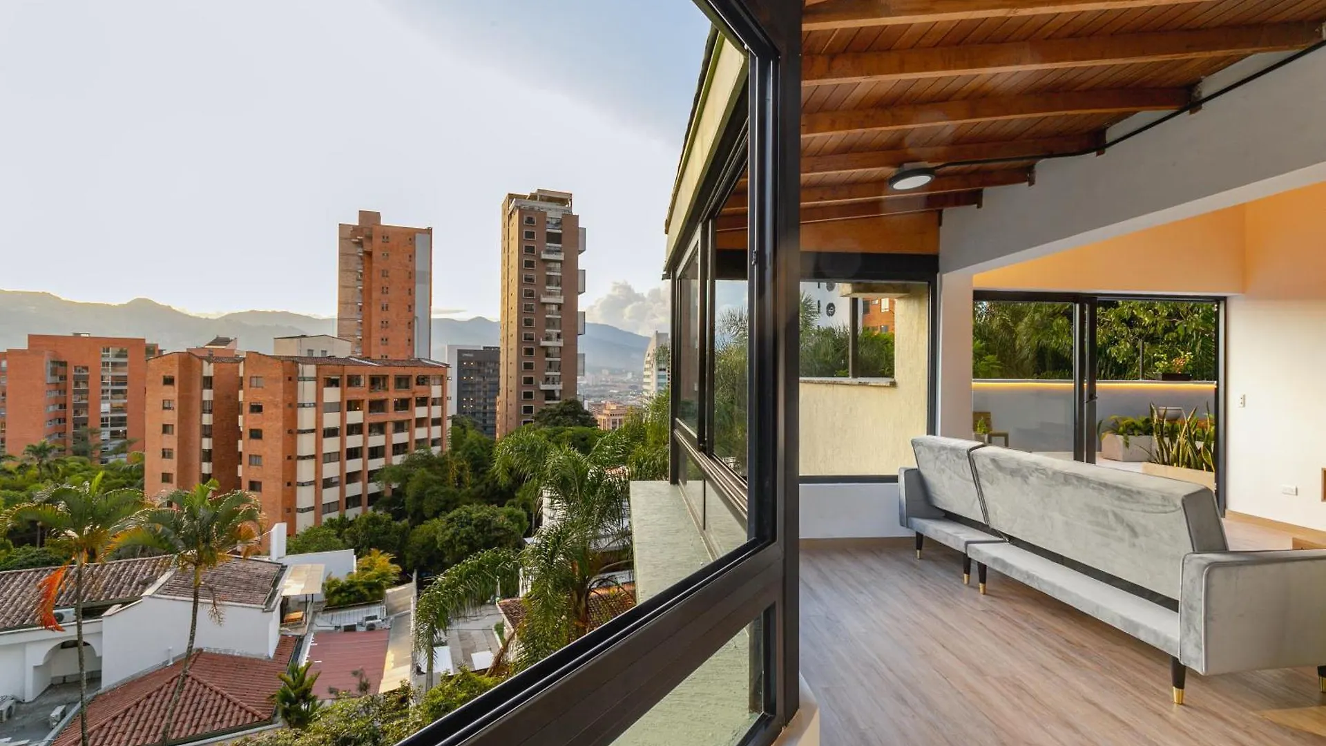 B3 4Br Poblado Penthouse Wit Ac And Jacuzzi Apartment Medellin 0*,  Colombia
